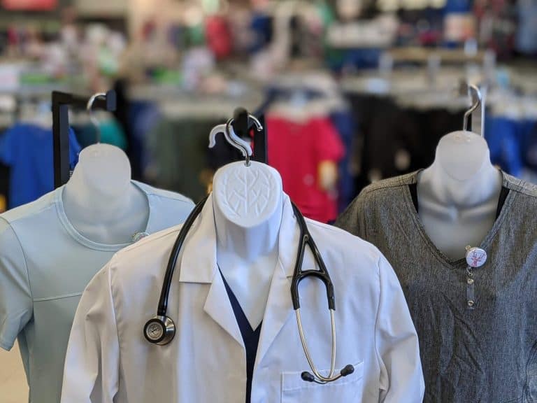 مشروع محل ملابس طبية في السعودية وشروط الترخيص